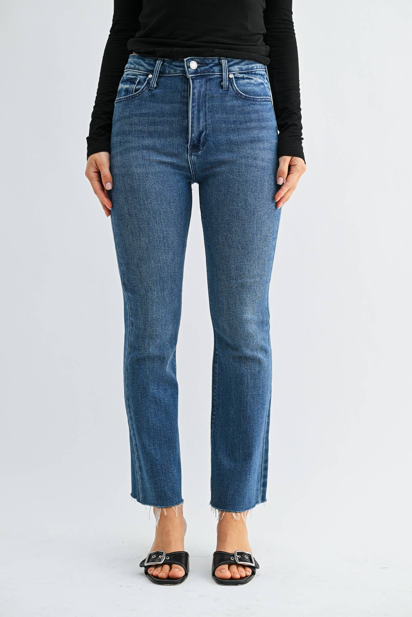 Clara Kick Crop in Medium Wash
