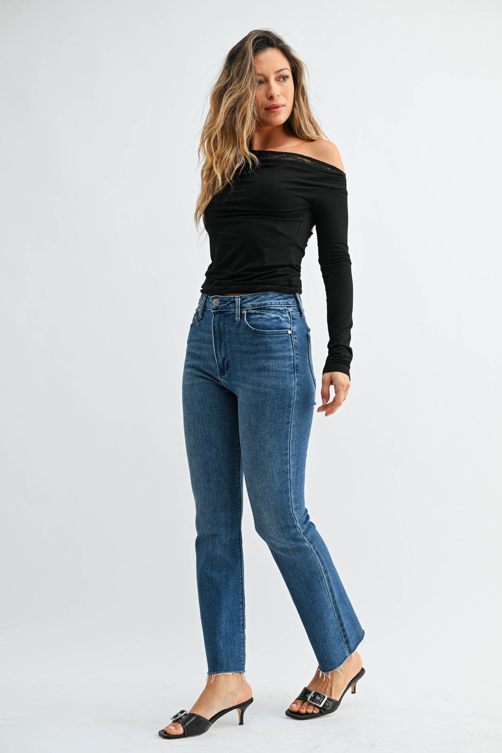 Clara Kick Crop in Medium Wash