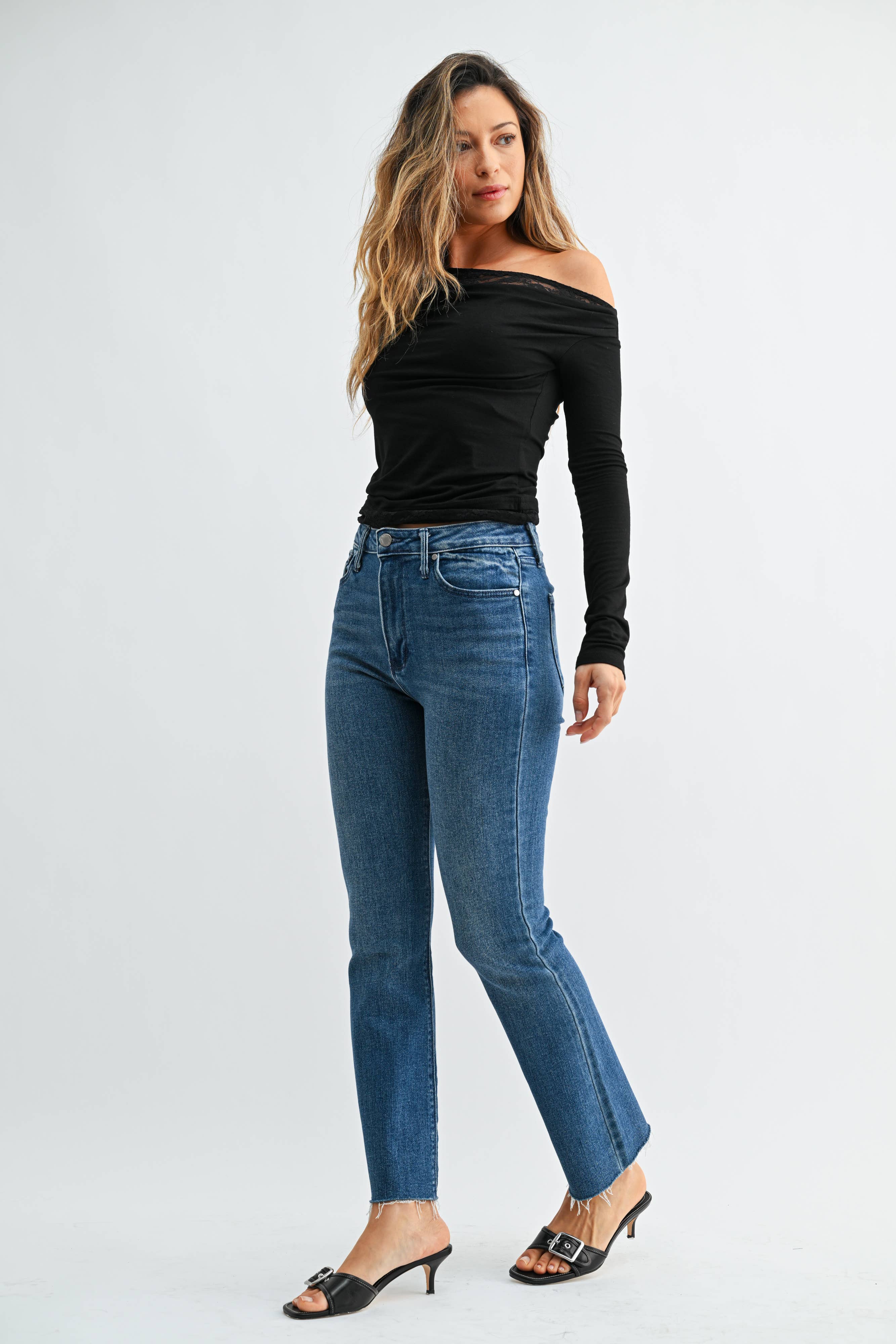 Clara Kick Crop in Medium Wash