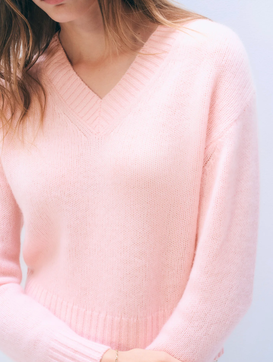White + Warren Featherweight Cashmere V Neck Sweater in Pink Sands