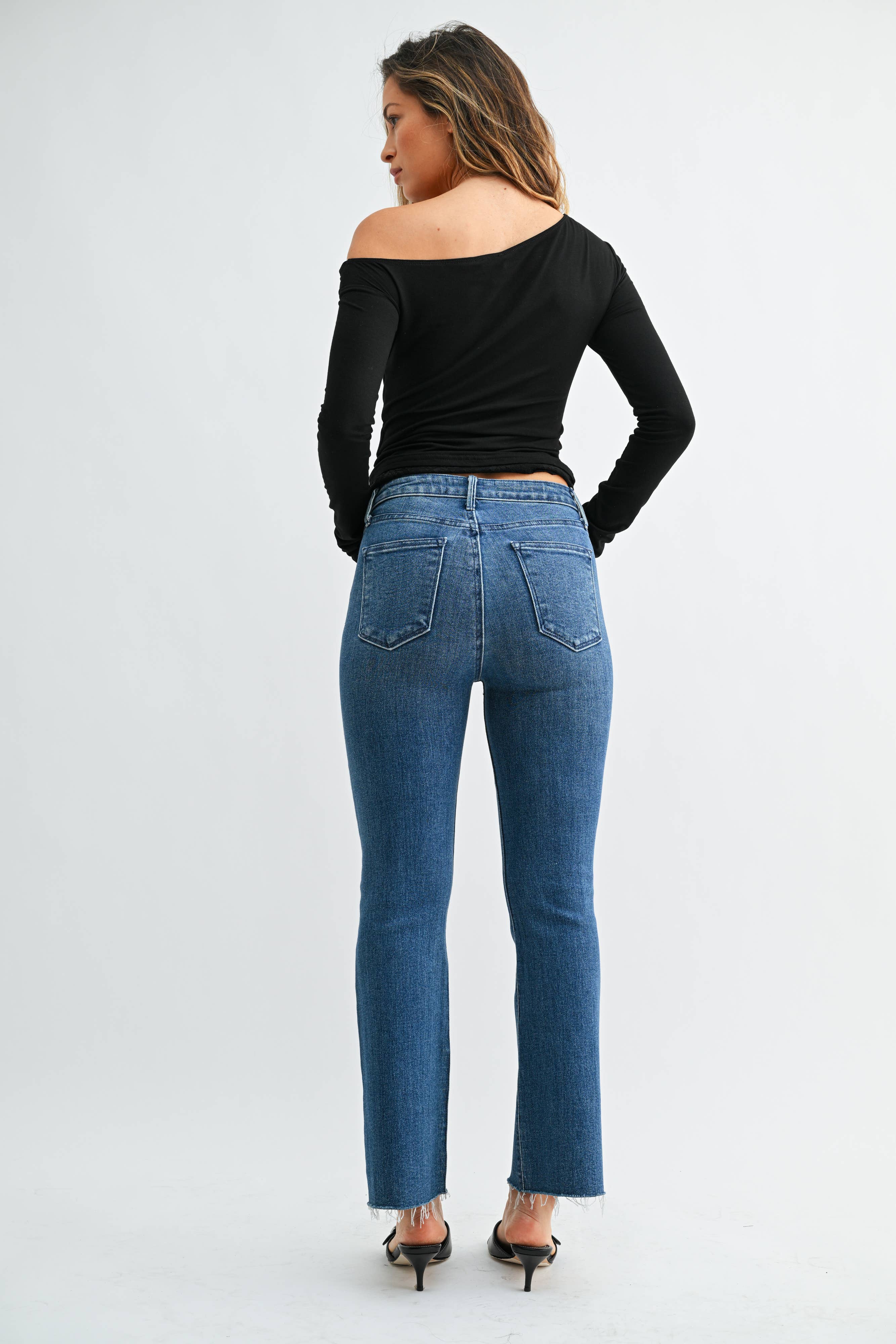 Clara Kick Crop in Medium Wash