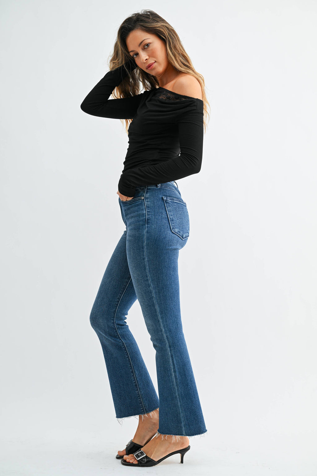 Clara Kick Crop in Medium Wash
